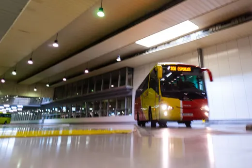 Ein Linienbus des TIB in der unterirdischen Bushalle der Estació Intermodal in Palma.