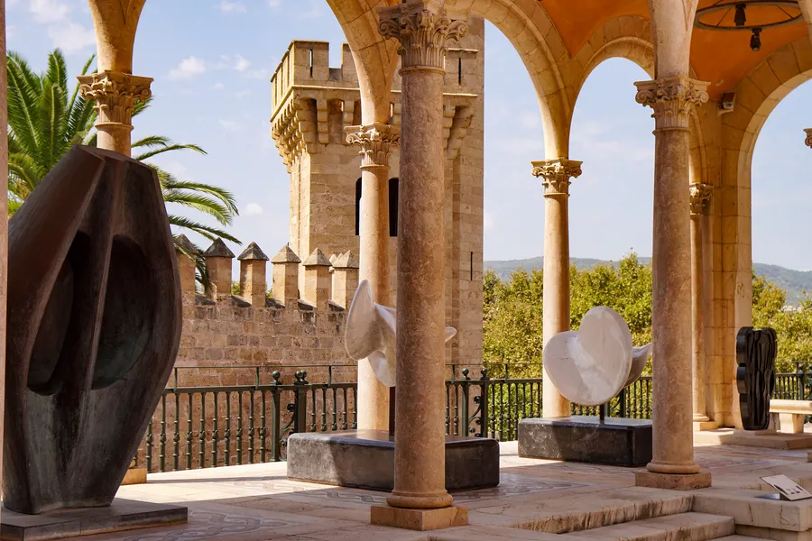 Skulpturen des 20. Jahrhunderts auf der Terrasse des Palau March, im Hintergrund zwischen den Säulen der Wehrturm des Palau de l'Almudaina.
