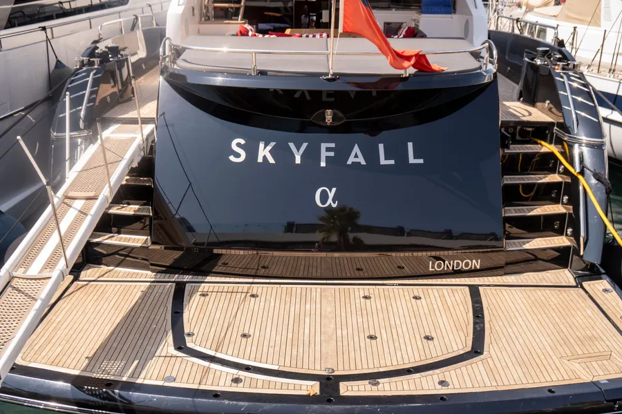 Heck einer dunkel lackierten Superyacht mit Teakdeck und dem Namen Skyfall im Hafen von Palma.
