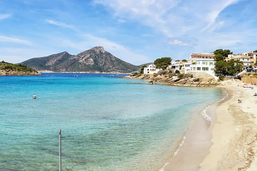 Blick von Sant Elm über das Wasser auf die Insel Sa Dragonera.