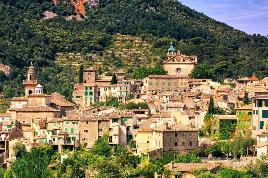 Die Dächer von Valldemossa mit den Türmen von Kartause und Kirche.