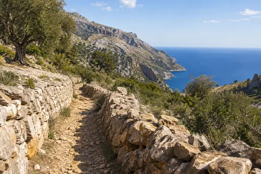 Ein Trockenmauerweg an der Westküste der Serra de Tramuntana, hoch über dem Meer.